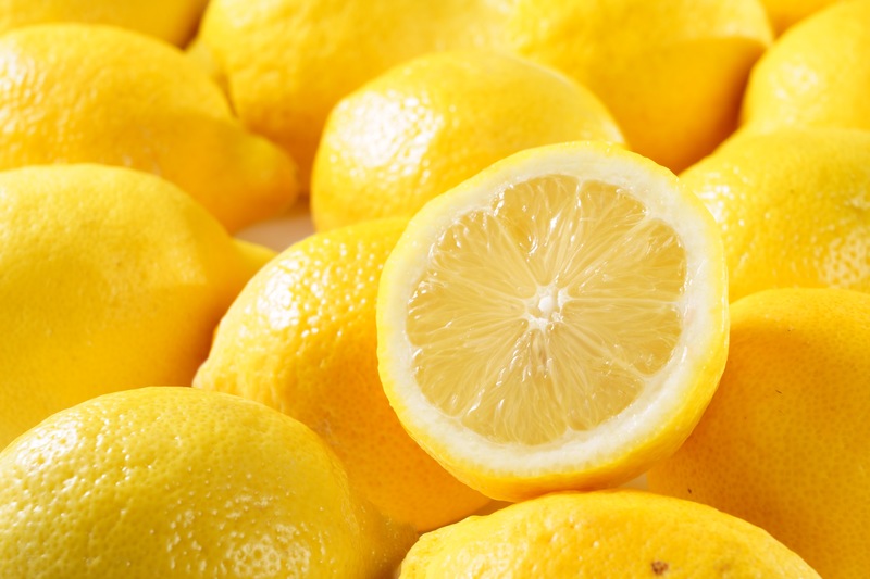 切断されているレモンの画像