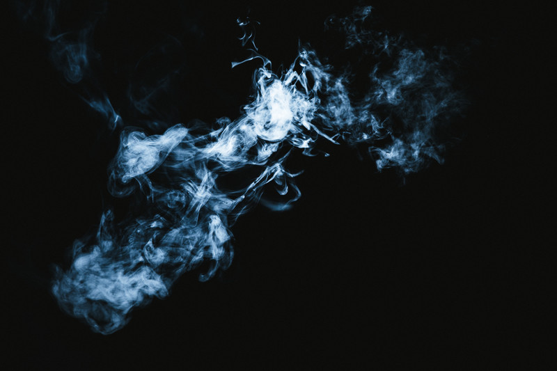 宙を漂っている煙の画像